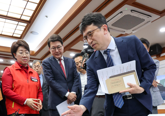 사전투표함 살펴보는 신동욱·이달희 의원