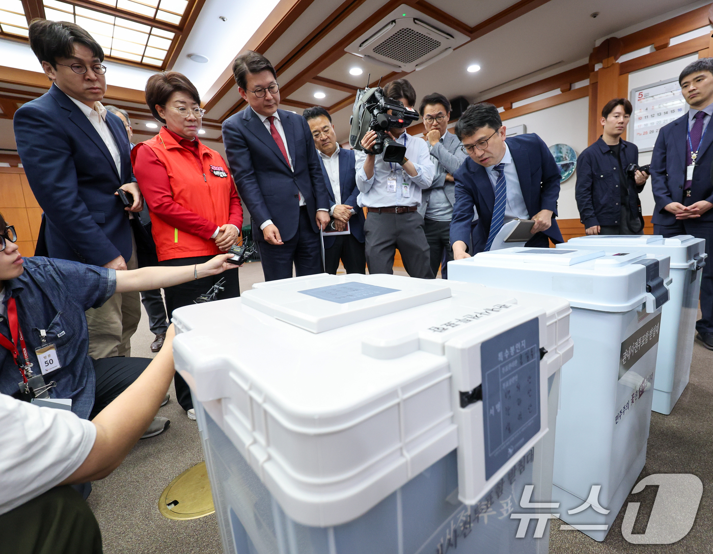(과천=뉴스1) 안은나 기자 = 국민의힘 공명선거·안심투표 위원회 신동욱, 이달희 의원 등이 제9회 전국동시지방선거일을 8일 앞둔 26일 경기 과천시 중앙선거관리위원회를 찾아 사전 …