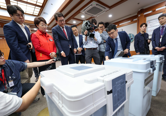 투표함 살펴보는 국민의힘