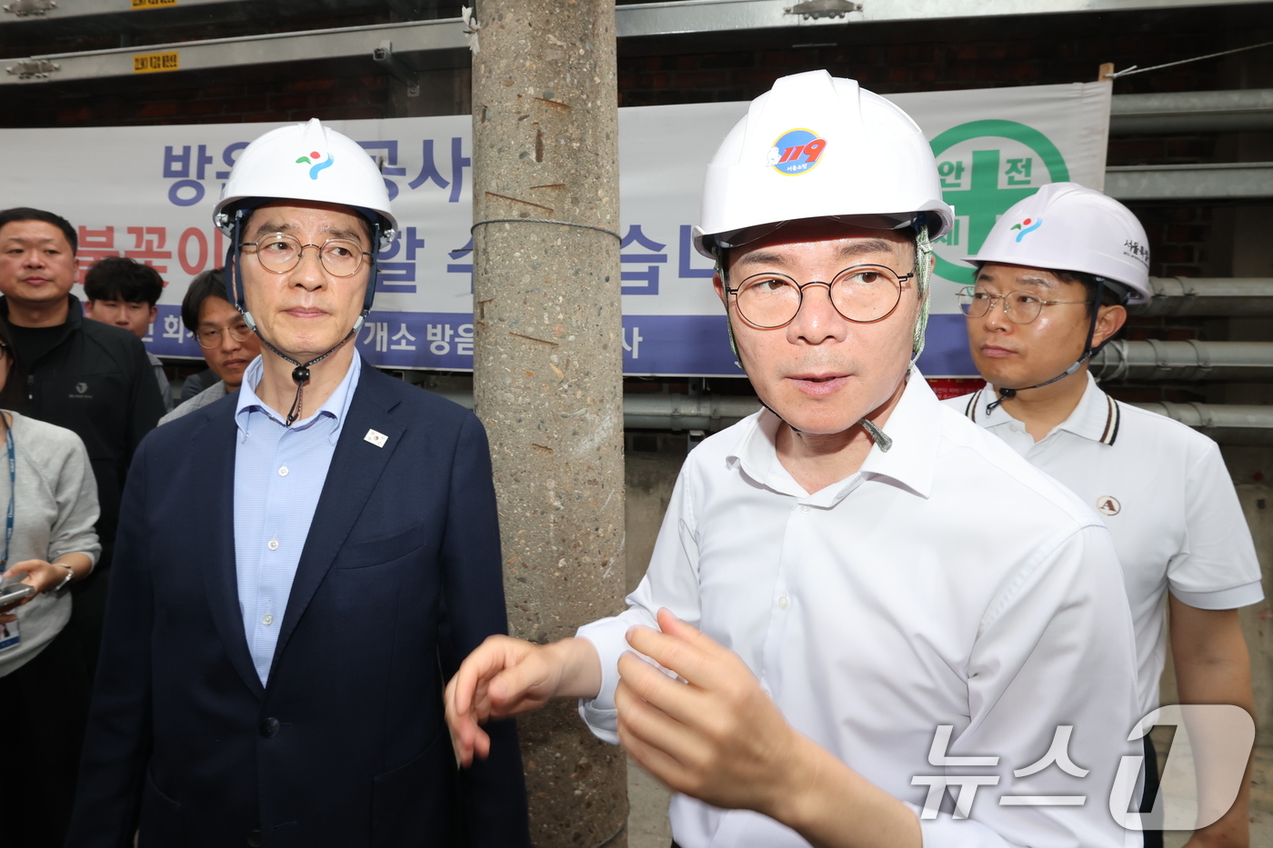 (서울=뉴스1) 임세영 기자 = 정원오 더불어민주당 서울시장 후보가 26일 서울 서대문구 서소문 고가 붕괴 현장을 찾아 살펴보고 있다 2026.5.26/뉴스1