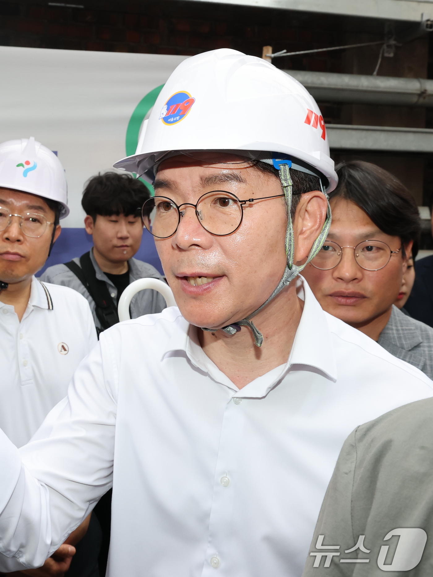 (서울=뉴스1) 임세영 기자 = 정원오 더불어민주당 서울시장 후보가 26일 오후 붕괴사고가 발생한 서울 서대문구 서소문 고가 철거 현장을 살펴보고 있다. 2026.5.26/뉴스1