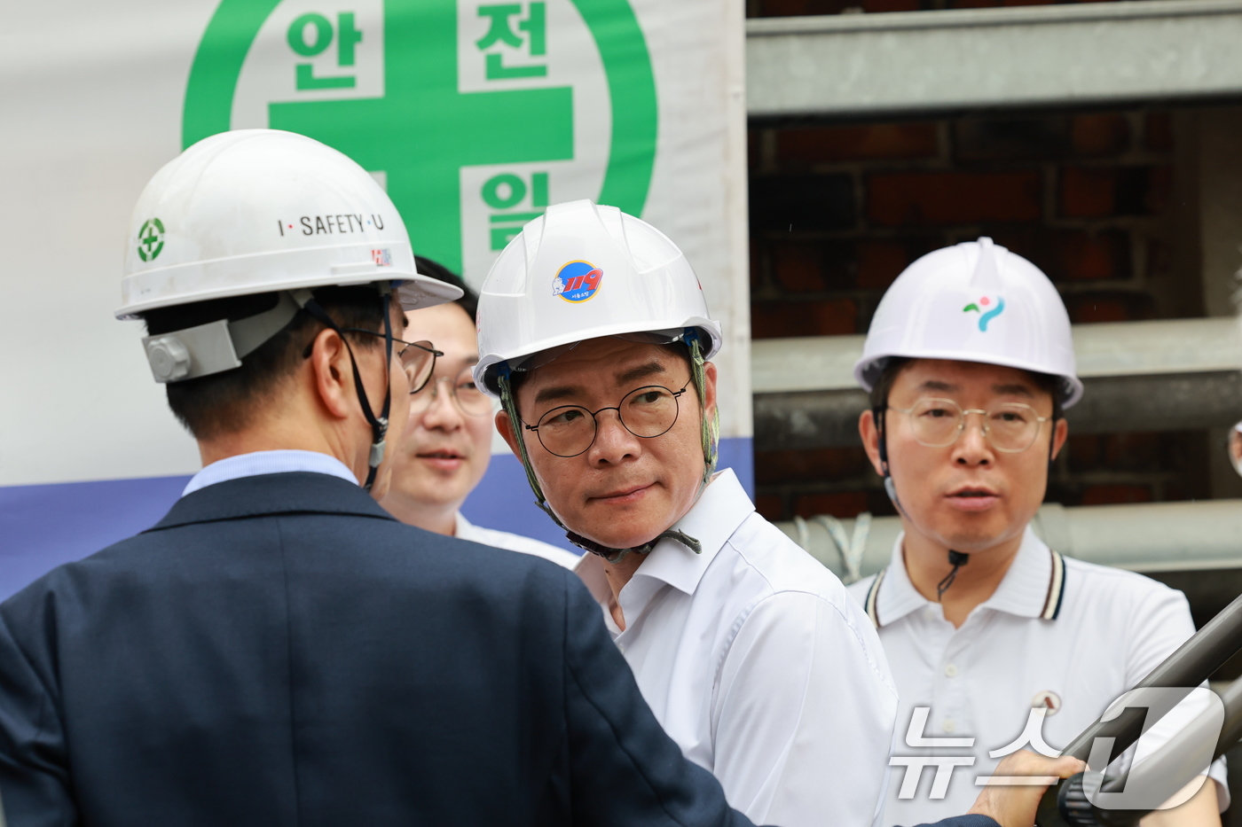 (서울=뉴스1) 임세영 기자 = 정원오 더불어민주당 서울시장 후보가 26일 오후 붕괴사고가 발생한 서울 서대문구 서소문 고가 철거 현장을 살펴보고 있다. 2026.5.26/뉴스1