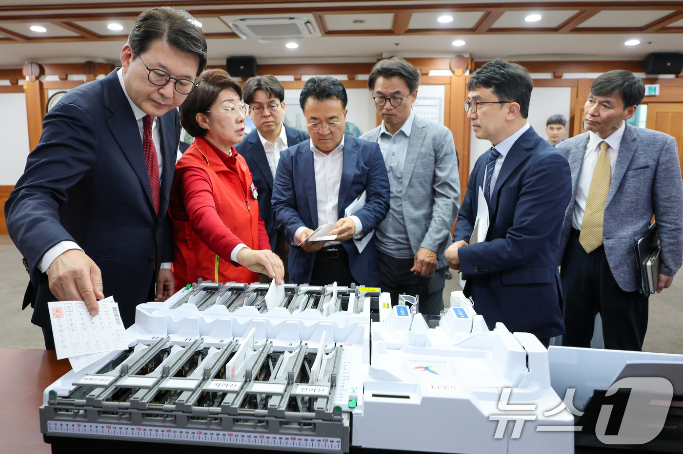 (과천=뉴스1) 안은나 기자 = 국민의힘 공명선거·안심투표 위원회 신동욱, 이달희 의원 등이 제9회 전국동시지방선거일을 8일 앞둔 26일 경기 과천시 중앙선거관리위원회를 찾아 사전 …