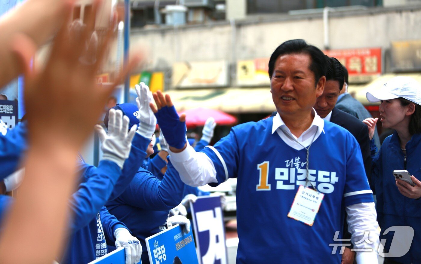 본문 이미지 - 정청래 민주당 대표가 양순경·권오규 등 충북도의원 후보, 정미녀·원승희·김영중·이정현 등 시의원 후보 등과 인사를 나누고 있다. 2026.5.26/뉴스1 손도언 기자 