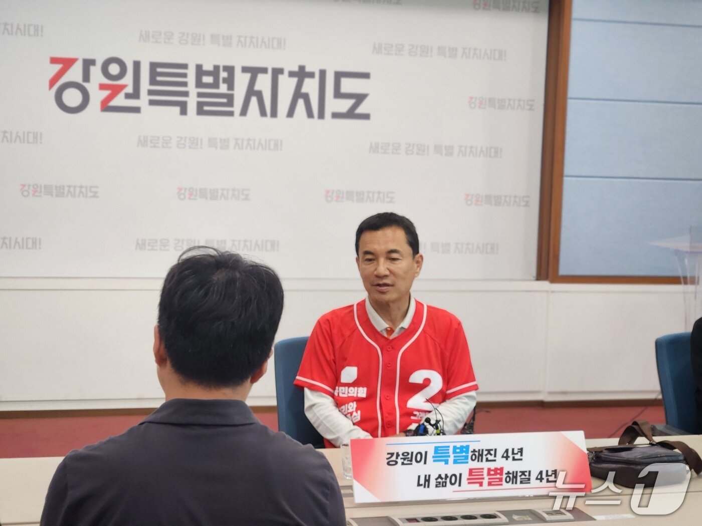 본문 이미지 - 김진태 국민의힘 강원특별자치도지사 후보가 26일 도청 브리핑룸에서 기자회견을 열고 최근 여론조사 흐름과 남은 선거운동 기간에 대한 각오를 밝히고 있다. 2026.5.26/뉴스1 이종재기자