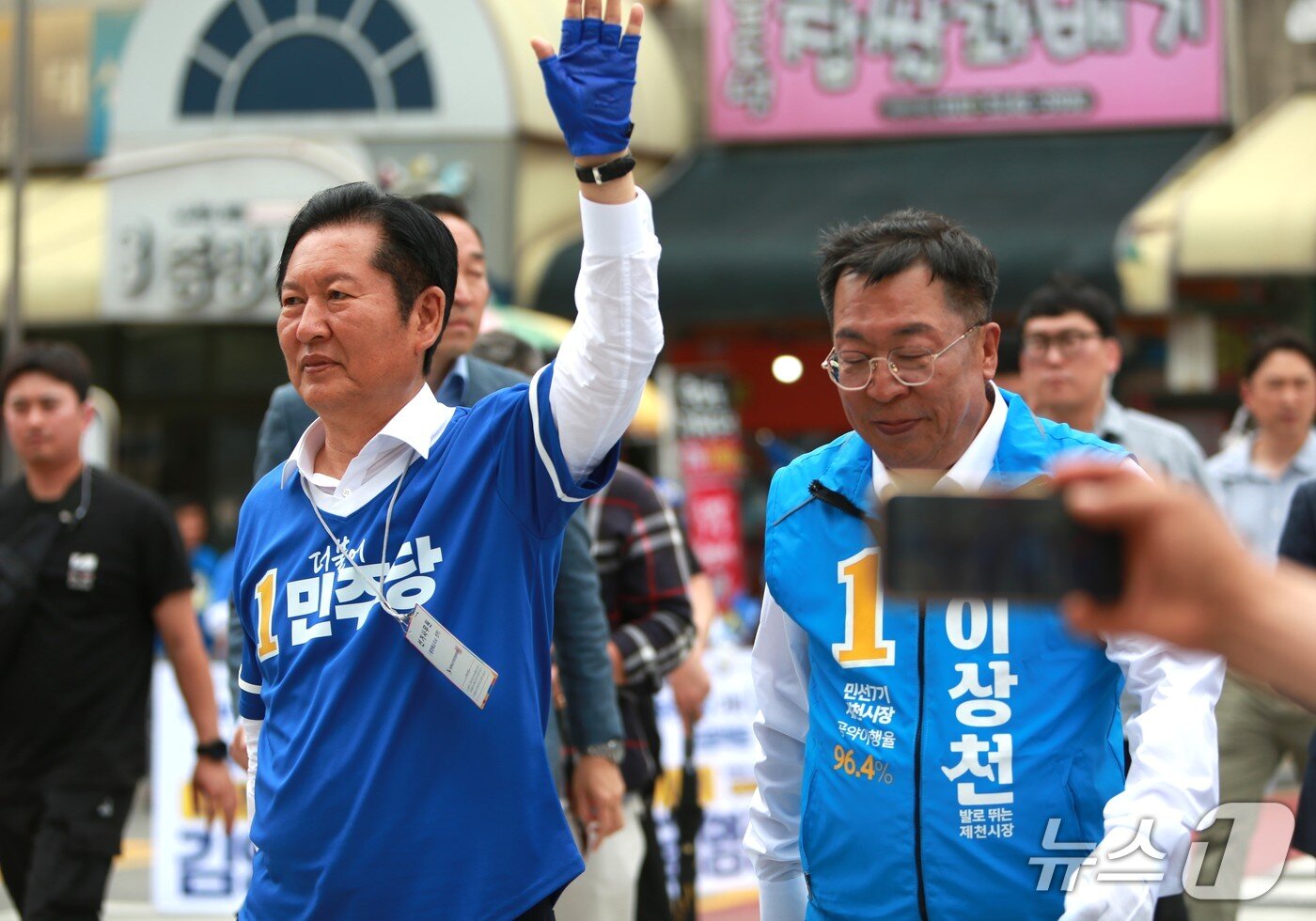 본문 이미지 - 정청래 민주당 대표와 이상천 제천시장 후보가 제천시민들과 인사를 나누고 있다. 2026.5.26/뉴스1 손도언 기자 