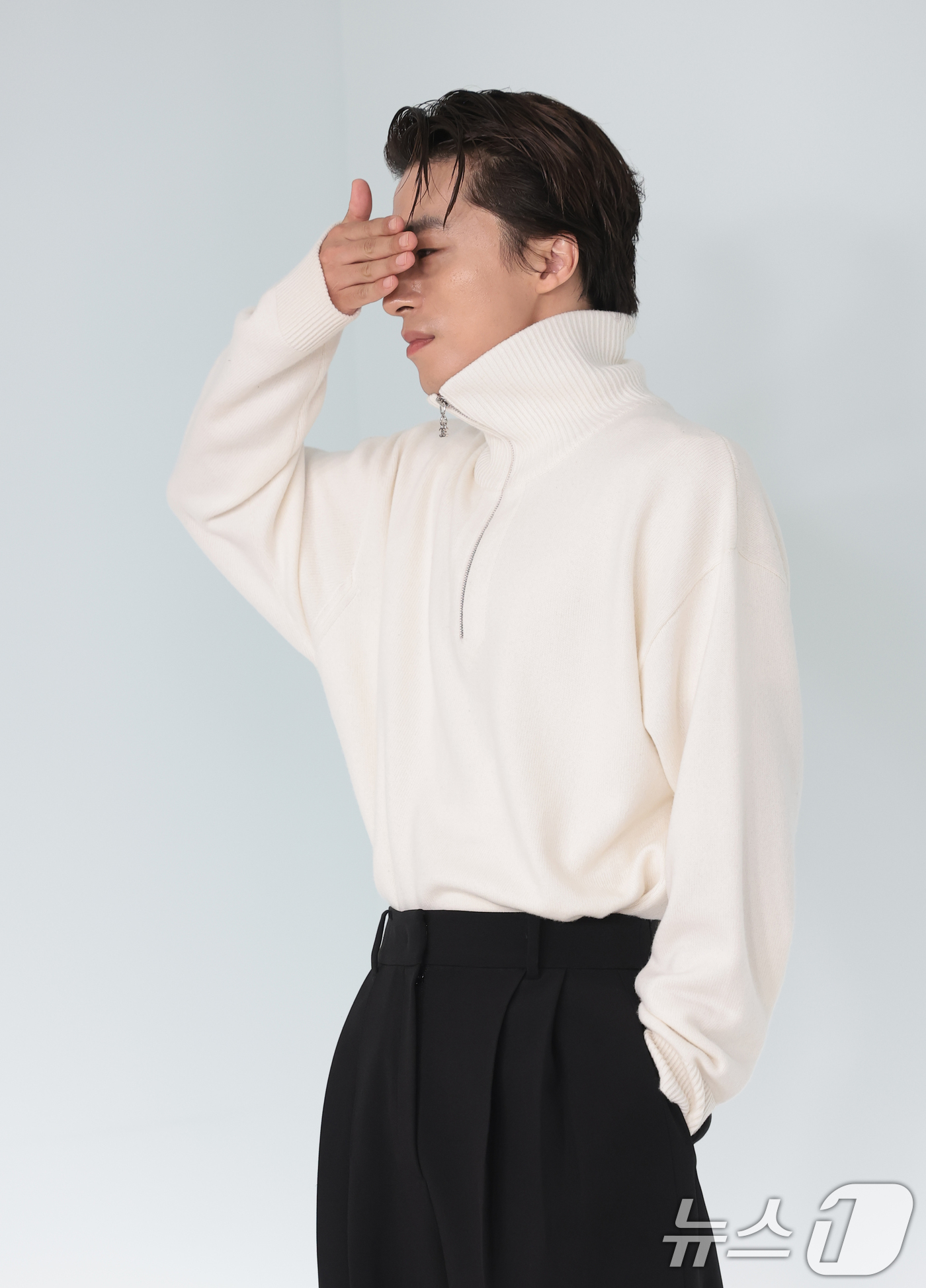 (서울=뉴스1) 권현진 기자 = 배우 구교환이 26일 서울 영등포구 퐁비두센터에서 열린 샤넬 '2026 공방 컬렉션 서울 쇼'에 참석해 포즈를 취하고 있다. 2026.5.26/뉴스 …