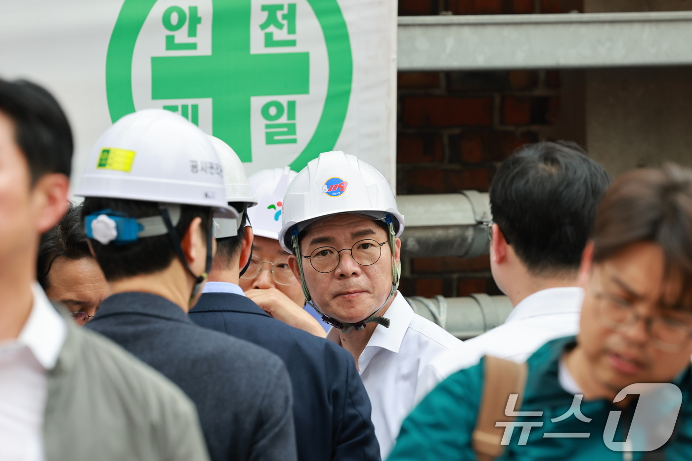 (서울=뉴스1) 임세영 기자 = 정원오 더불어민주당 서울시장 후보가 26일 오후 붕괴사고가 발생한 서울 서대문구 서소문 고가 철거 현장을 살펴보고 있다. 2026.5.26/뉴스1