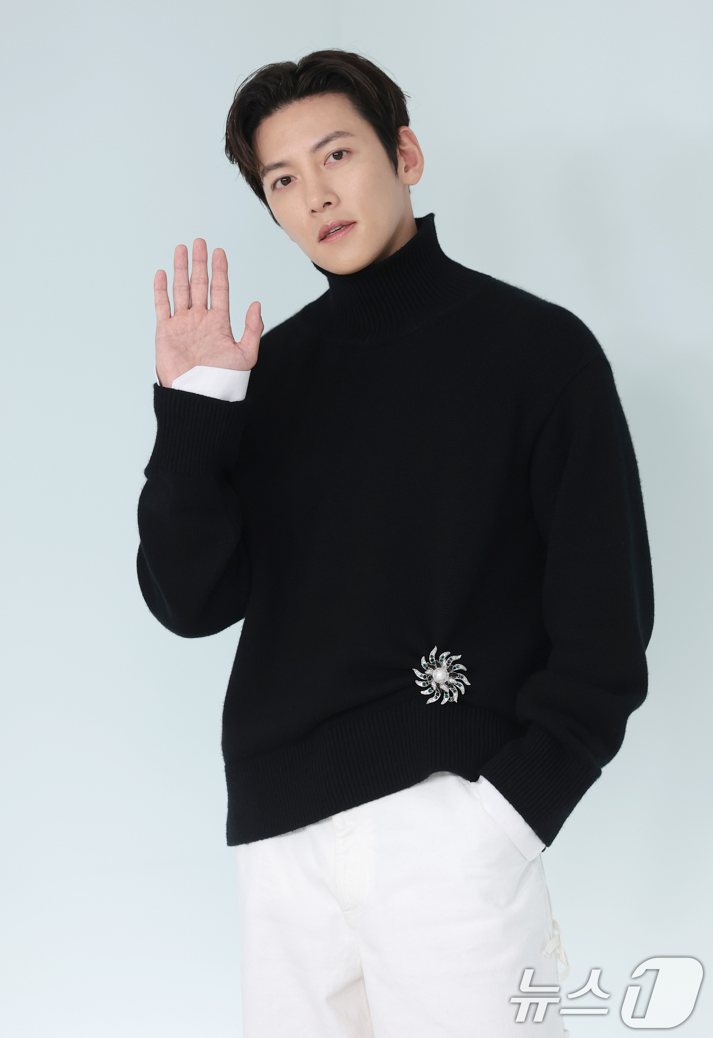 (서울=뉴스1) 권현진 기자 = 배우 지창욱이 26일 서울 영등포구 퐁비두센터에서 열린 샤넬 '2026 공방 컬렉션 서울 쇼'에 참석해 포즈를 취하고 있다. 2026.5.26/뉴스 …