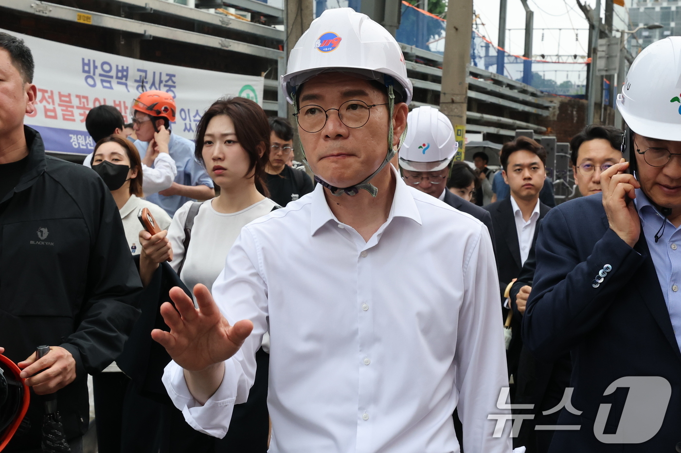 (서울=뉴스1) 임세영 기자 = 정원오 더불어민주당 서울시장 후보가 26일 오후 붕괴사고가 발생한 서울 서대문구 서소문 고가 철거 현장을 살펴보고 있다. 2026.5.26/뉴스1