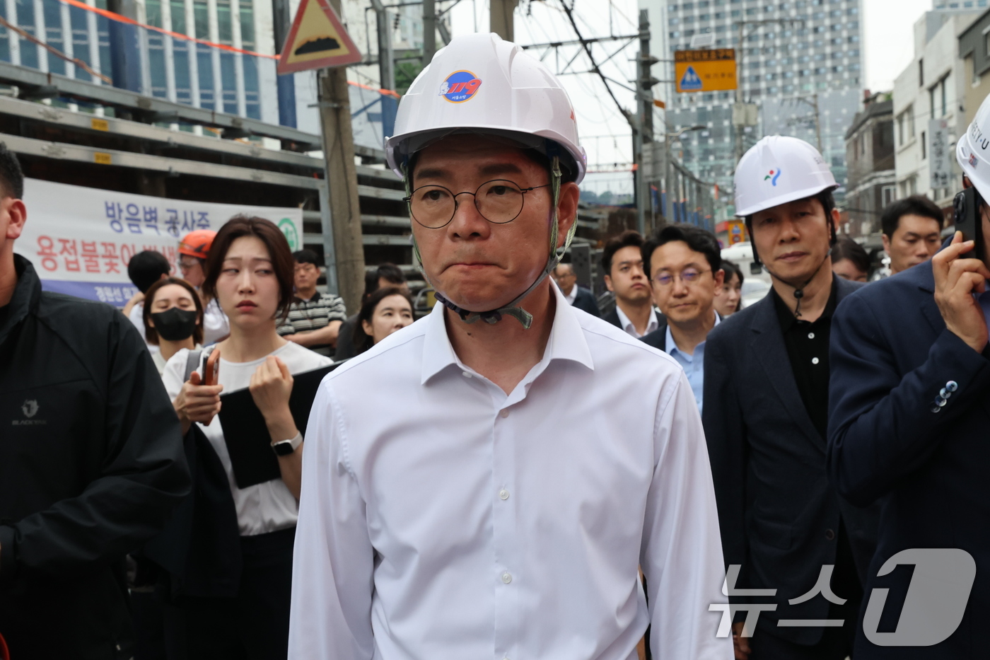 (서울=뉴스1) 임세영 기자 = 정원오 더불어민주당 서울시장 후보가 26일 오후 붕괴사고가 발생한 서울 서대문구 서소문 고가 철거 현장을 살펴보고 있다. 2026.5.26/뉴스1