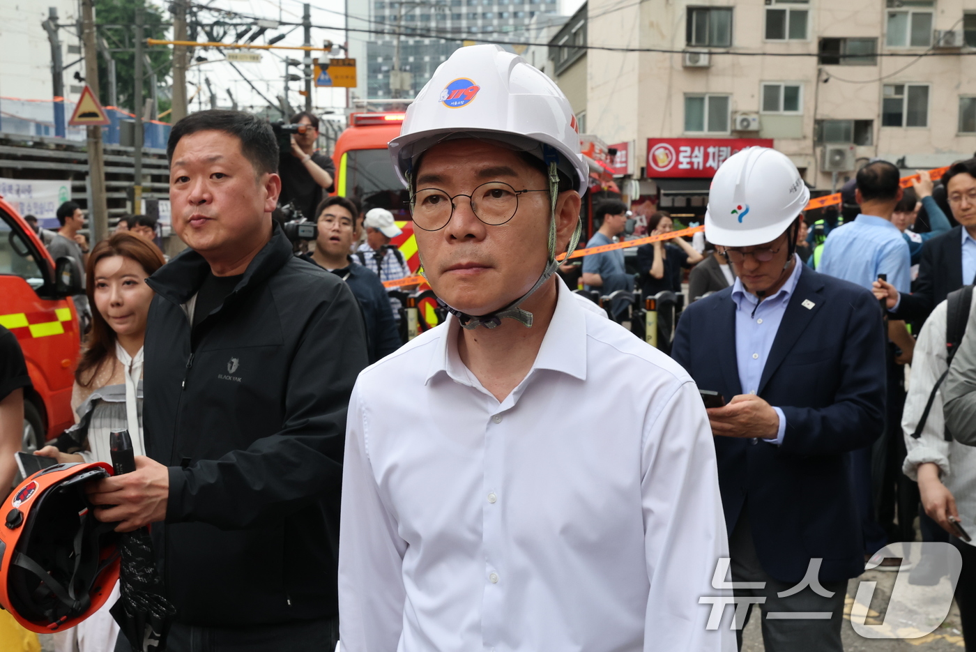 (서울=뉴스1) 임세영 기자 = 정원오 더불어민주당 서울시장 후보가 26일 오후 붕괴사고가 발생한 서울 서대문구 서소문 고가 철거 현장을 살펴보고 있다. 2026.5.26/뉴스1
