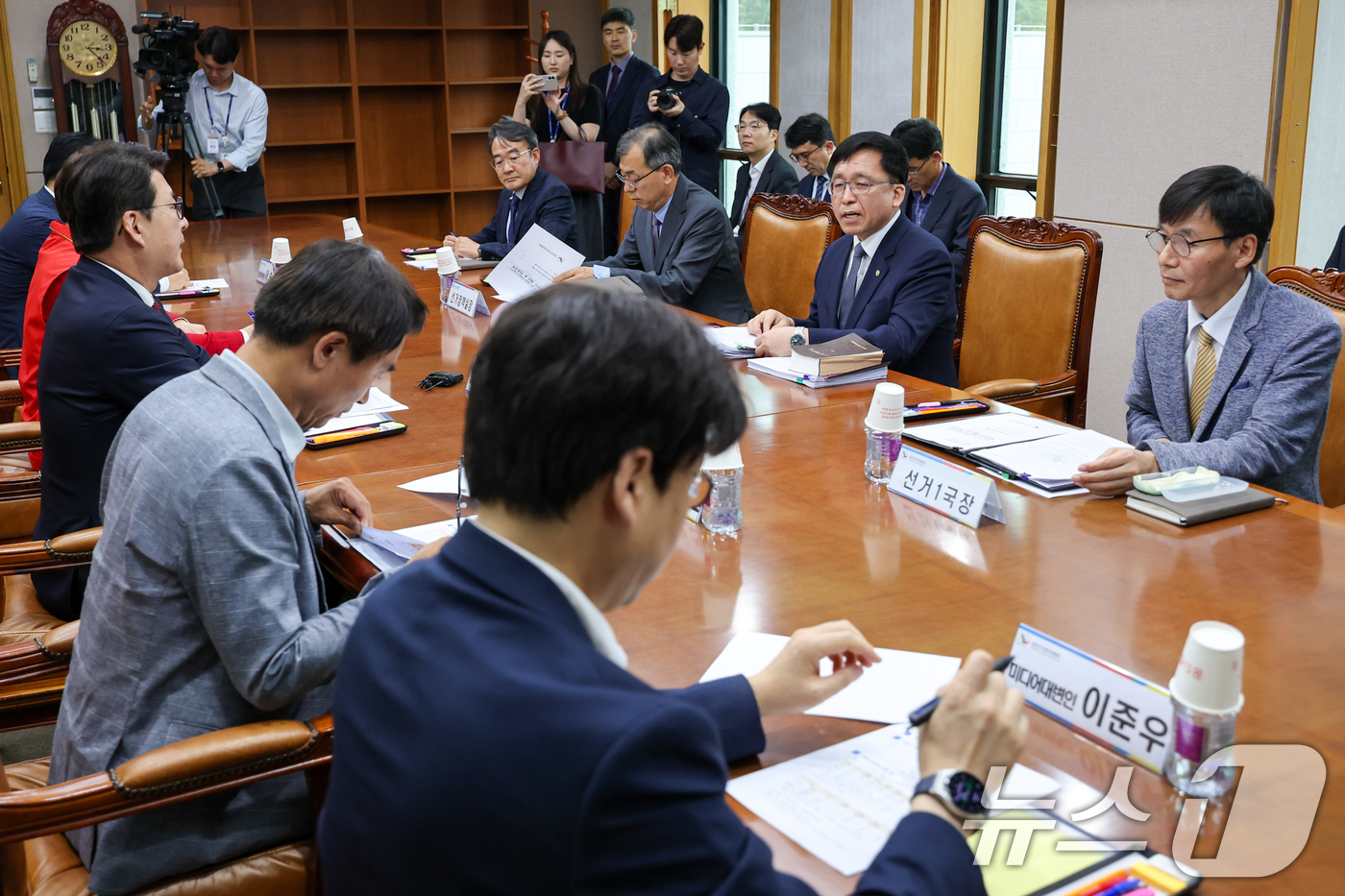 (과천=뉴스1) 안은나 기자 = 국민의힘 공명선거·안심투표 위원회 신동욱, 이달희 의원, 홍형선, 서승우 당협위원장, 이준우 미디어대변인이 제9회 전국동시지방선거일을 8일 앞둔 2 …