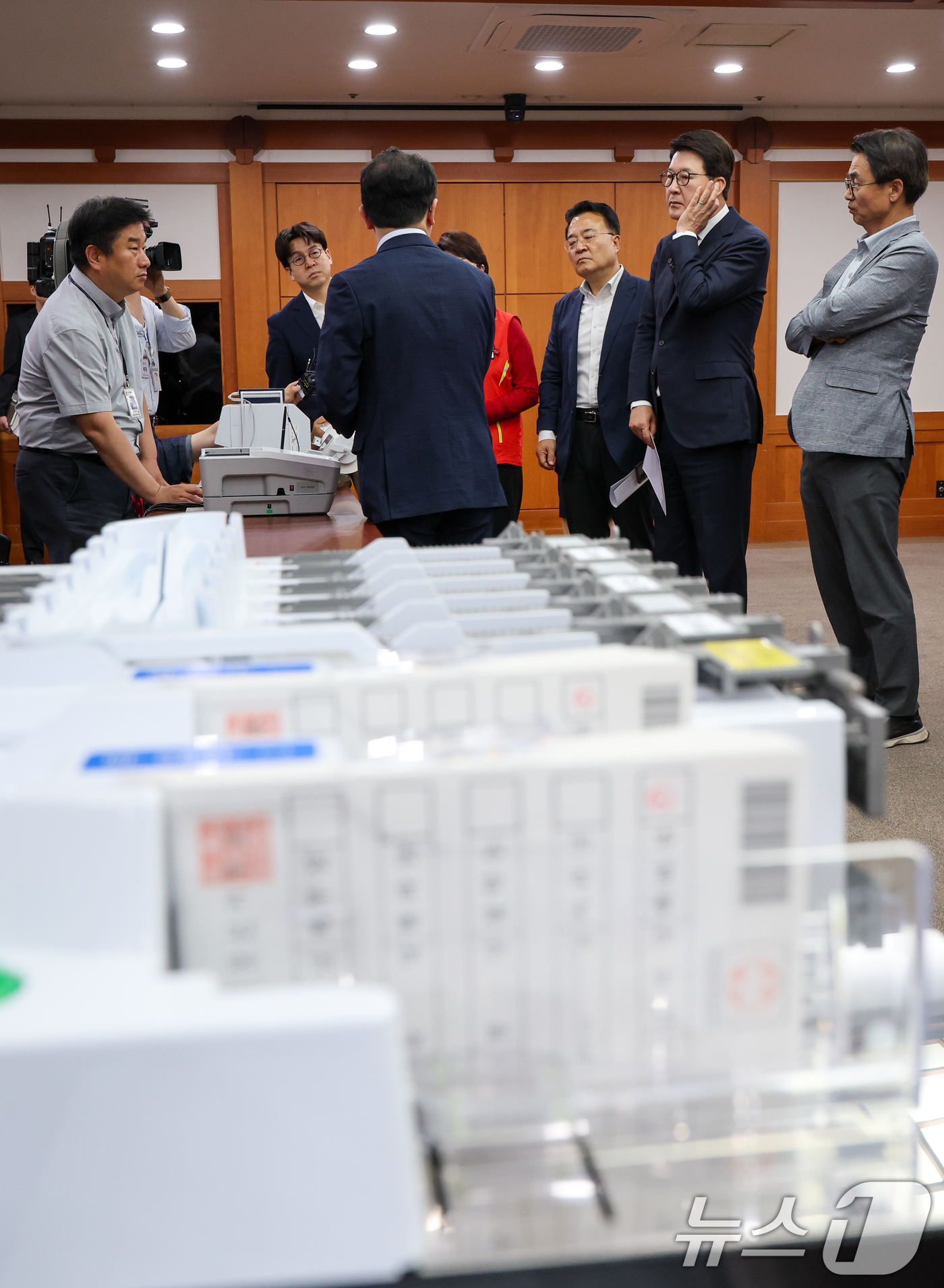 (과천=뉴스1) 안은나 기자 = 국민의힘 공명선거·안심투표 위원회 신동욱, 이달희 의원 등이 제9회 전국동시지방선거일을 8일 앞둔 26일 경기 과천시 중앙선거관리위원회를 찾아 사전 …