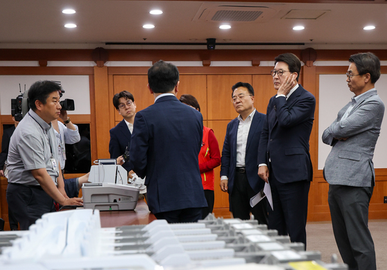 사전투표 3일 앞두고 선관위 찾은 국민의힘