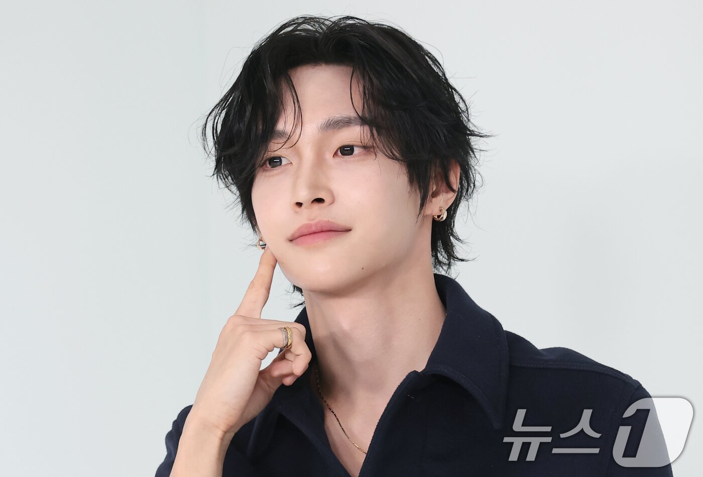 본문 이미지 - 라이즈 원빈이 26일 서울 영등포구 퐁비두센터에서 열린 샤넬 '2026 공방 컬렉션 서울 쇼'에 참석해 볼 콕 포즈를 취하고 있다. ⓒ 뉴스1 권현진 기자