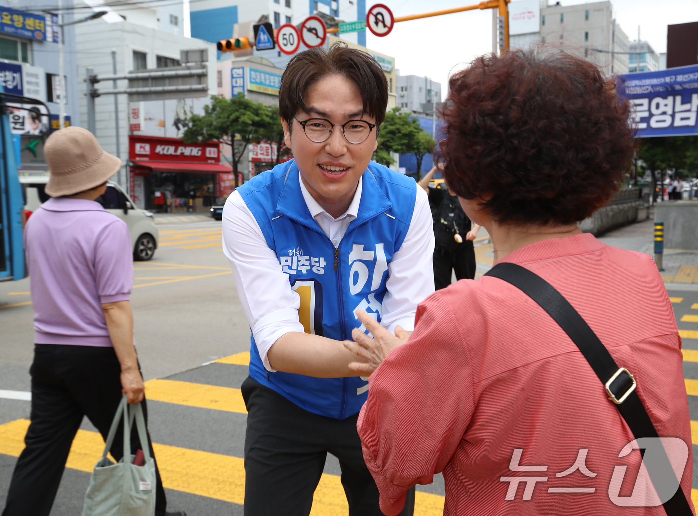 (부산=뉴스1) 윤일지 기자 = 하정우 더불어민주당 부산 북구갑 국회의원 후보가 26일 부산 북구 덕천2동 일대에서 유권자들에게 지지를 호소하고 있다. 2026.5.26/뉴스1