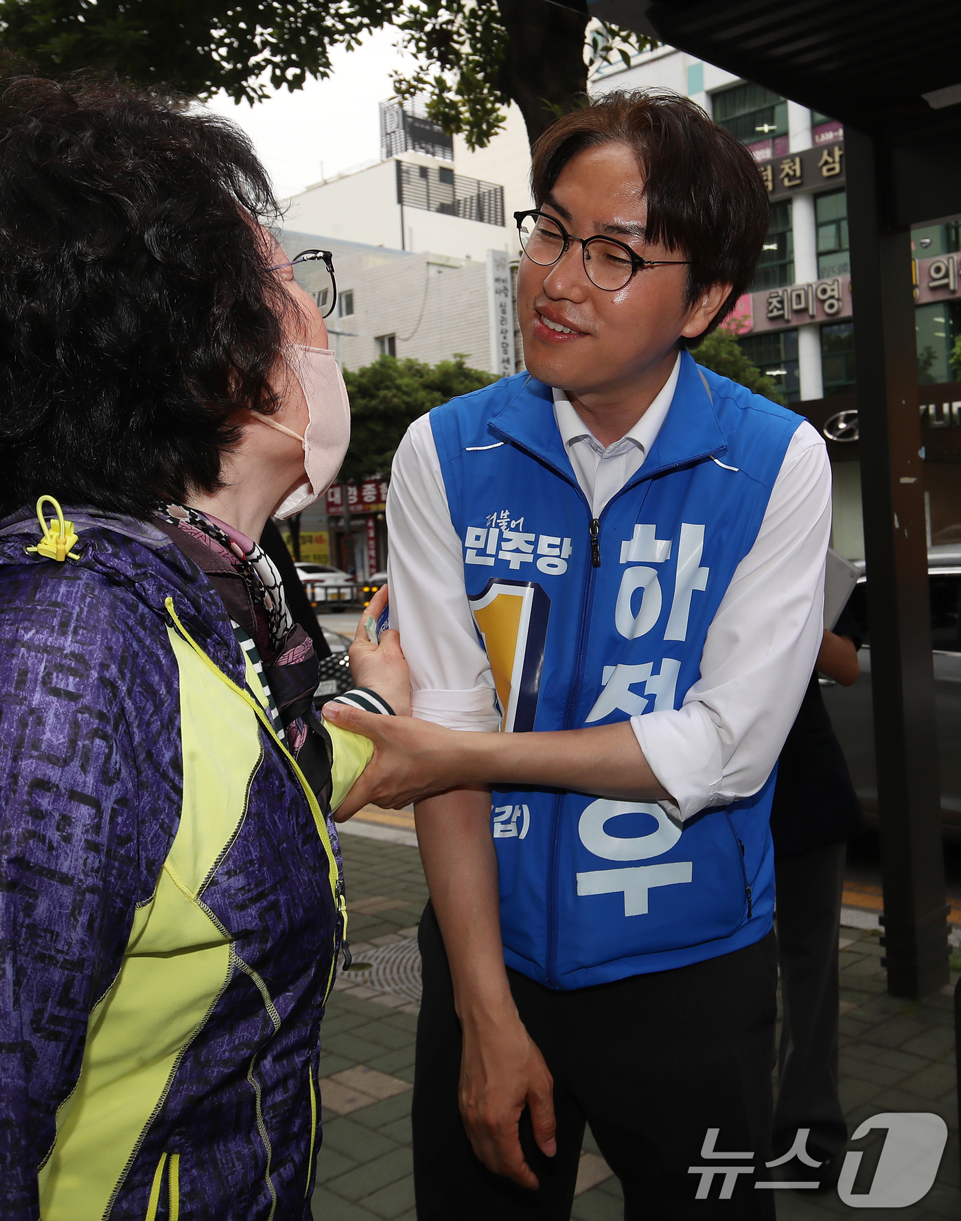 (부산=뉴스1) 윤일지 기자 = 하정우 더불어민주당 부산 북구갑 국회의원 후보가 26일 부산 북구 덕천2동 일대에서 유권자들에게 지지를 호소하고 있다. 2026.5.26/뉴스1