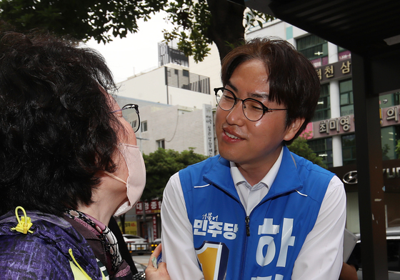 북구 주민과 인사하는 하정우 후보