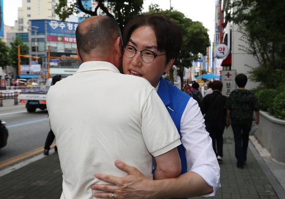 주민과 포옹하는 하정우 후보