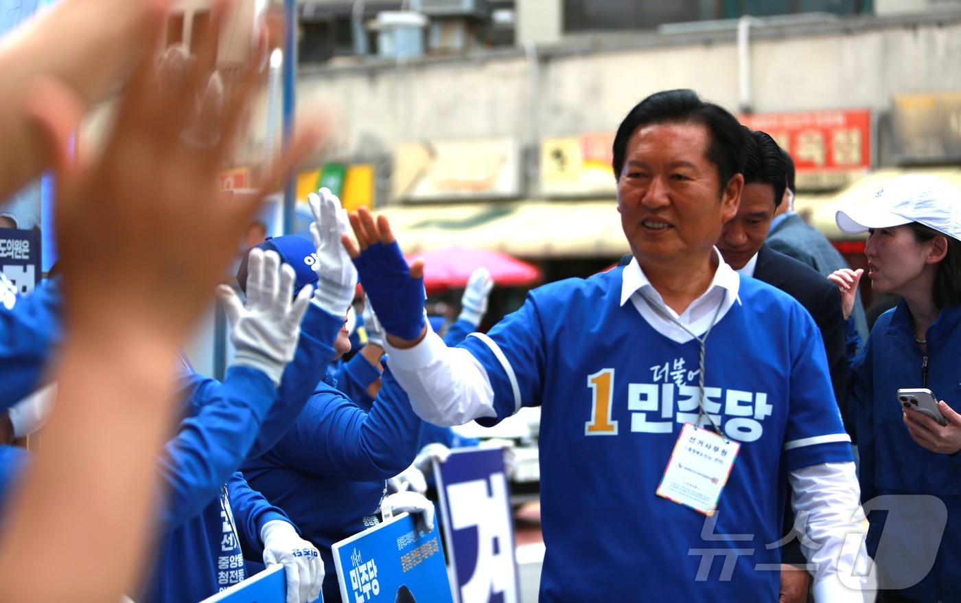 (제천=뉴스1) 손도언 기자 = 정청래 민주당 대표가 26일 충북 제천시 중앙시장 인근에서 지원유세 전 선거운동원과 인사를 나누고 있다. 2026.5.26/뉴스1