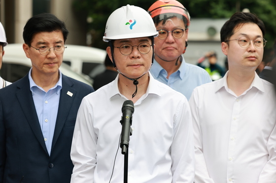 정원오, 고가 붕괴 현장 찾아…"희생자 명복, 조속히 수습되길"(종합)