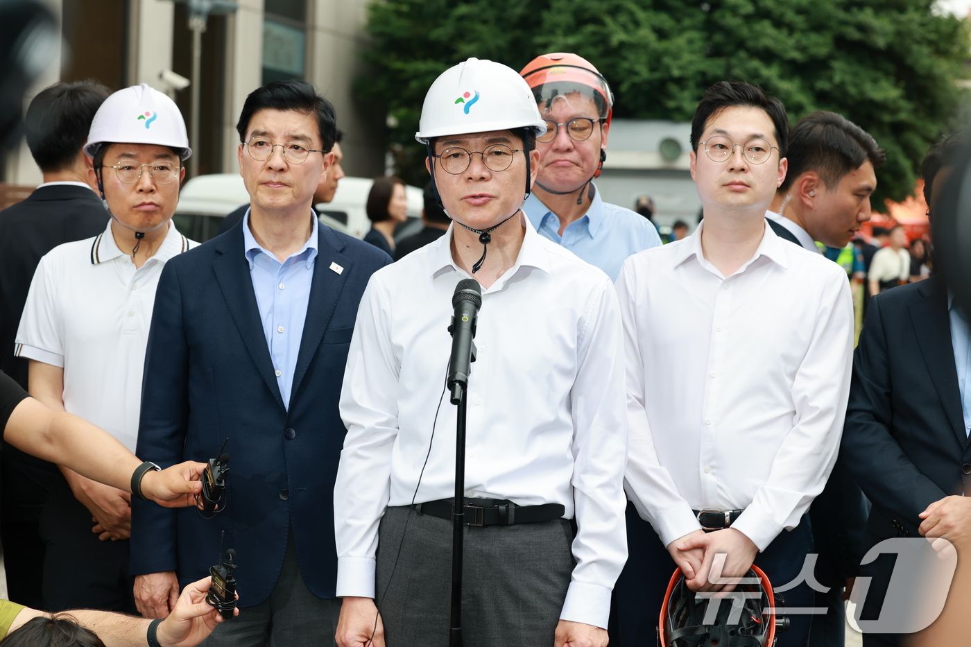 (서울=뉴스1) 임세영 기자 = 정원오 더불어민주당 서울시장 후보가 26일 오후 붕괴사고가 발생한 서울 서대문구 서소문 고가 철거 현장을 찾아 관련 입장을 밝히고 있다. 2026. …