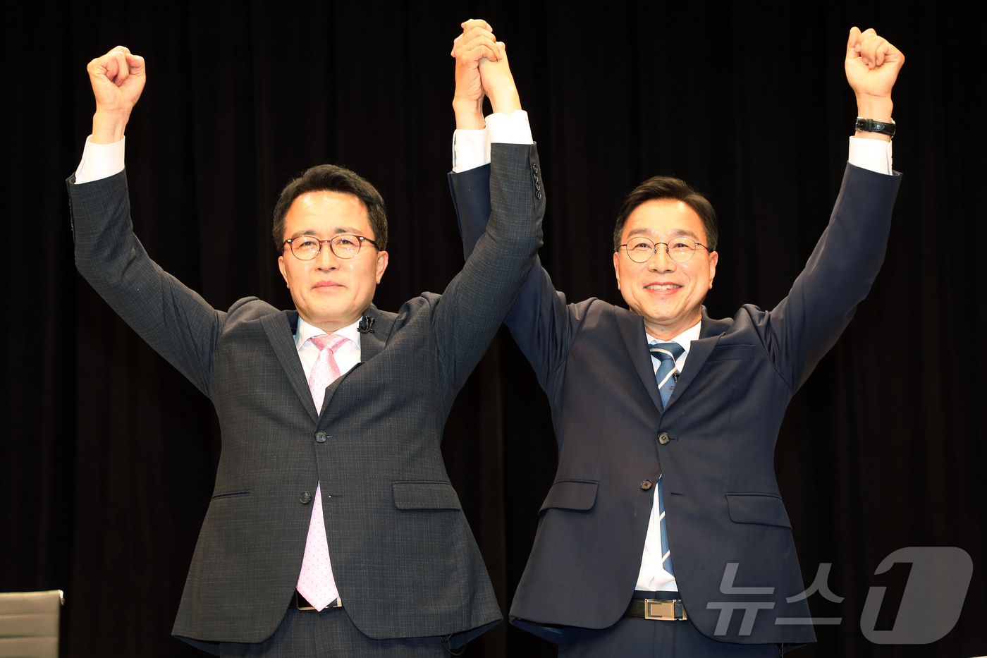 (제주=뉴스1) 오미란 기자 = 제9회 전국동시지방선거 제주도지사 선거에 출마한 기호 1번 위성곤 더불어민주당 후보(오른쪽)와 기호 2번 문성유 국민의힘 후보가 26일 오후 JIB …