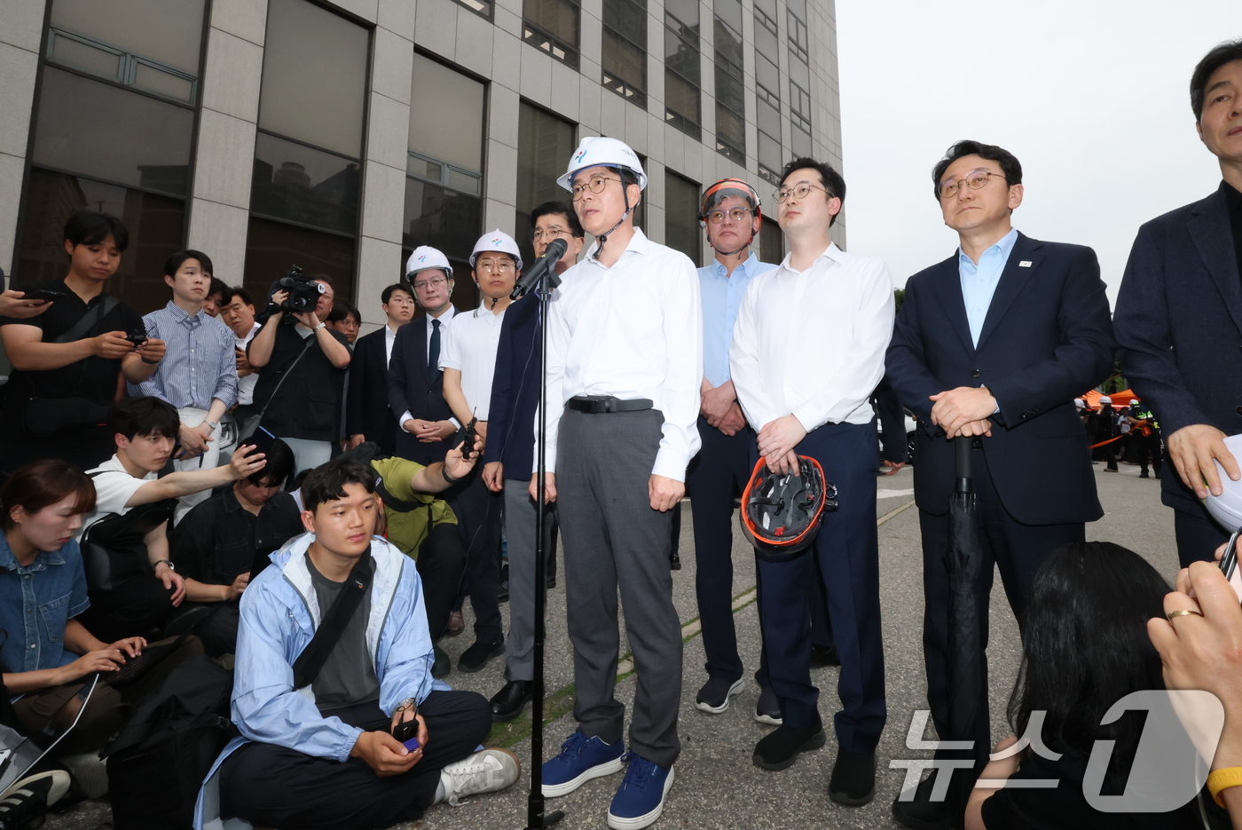 (서울=뉴스1) 임세영 기자 = 정원오 더불어민주당 서울시장 후보가 26일 오후 붕괴사고가 발생한 서울 서대문구 서소문 고가 철거 현장을 찾아 관련 입장을 밝히고 있다. 2026. …