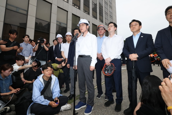취재진 앞에서 서소문 고가 붕괴 관련 입장 밝히는 정원오