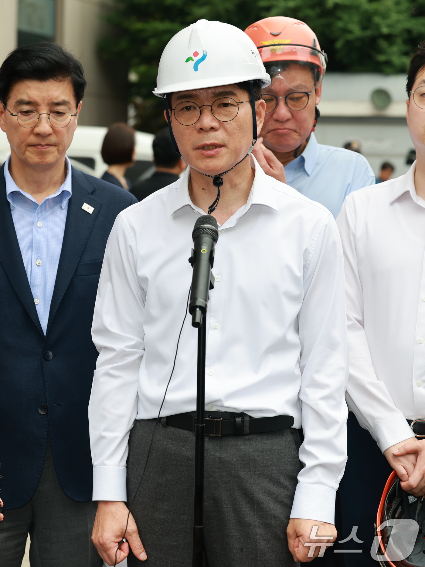 (서울=뉴스1) 임세영 기자 = 정원오 더불어민주당 서울시장 후보가 26일 오후 붕괴사고가 발생한 서울 서대문구 서소문 고가 철거 현장을 찾아 관련 입장을 밝히고 있다. 2026. …
