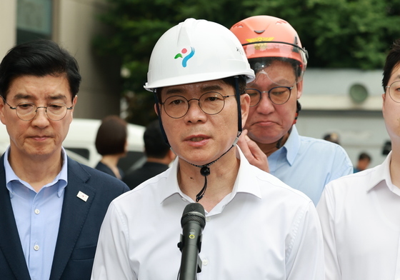 서소문 고가 붕괴 사고현장 찾아 입장 발표하는 정원오 후보