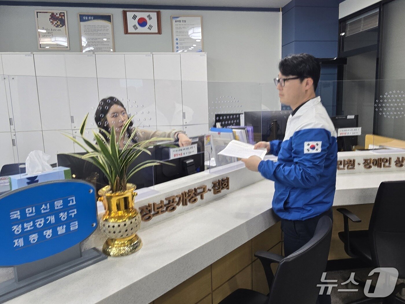 본문 이미지 - 오상택 민주당 울산선대위 총괄선대본부장이 경찰에 김기현 의원에 대한 고발장을 제출하고 있다.(민주당 울산시당 제공. 재판매 및 DB금지)/뉴스1