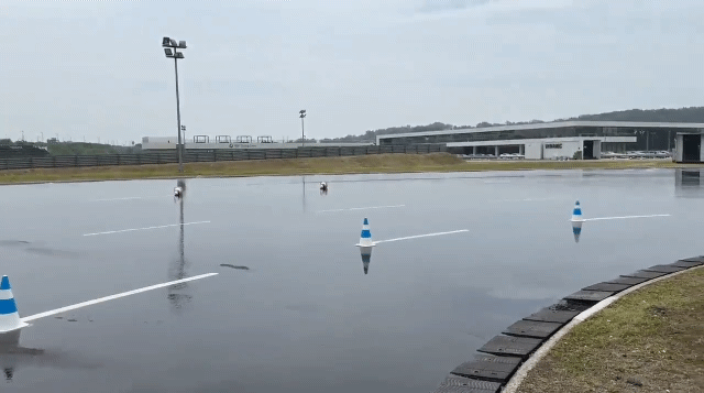 본문 이미지 - 26일 인천 BMW 드라이빙 센터 내 서큘러 A 코스에서 인스트럭터가 언더스티어 대응 주행을 선보이는 모습 ⓒ 뉴스1 박종홍 기자