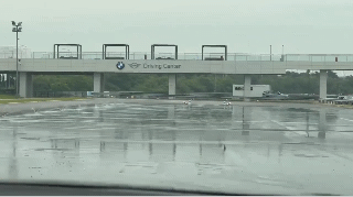 본문 이미지 - 26일 인천 BMW 드라이빙 센터 내 다이내믹 코스에서 카운터 스티어링과 장애물 회피 기동을 체험하는 차량에 탑승해 내부에서 촬영한 모습 ⓒ 뉴스1 박종홍 기자