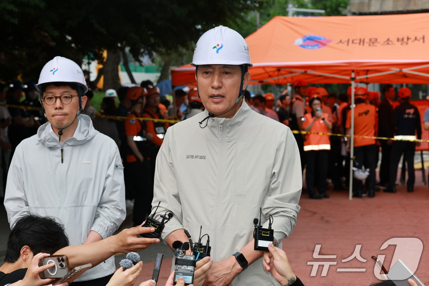 (서울=뉴스1) 임세영 기자 = 오세훈 국민의힘 서울시장 후보가 26일 오후 붕괴사고가 발생한 서울 서대문구 서소문 고가 철거 현장을 찾아 관련 입장을 밝히고 있다. 2026.5. …