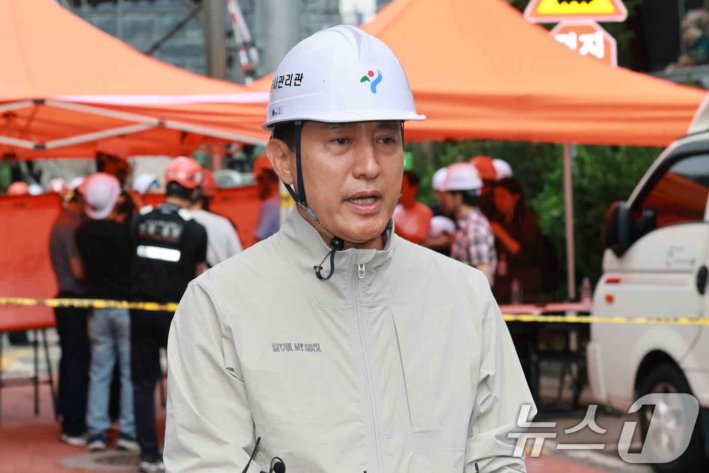 (서울=뉴스1) 임세영 기자 = 오세훈 국민의힘 서울시장 후보가 26일 오후 붕괴사고가 발생한 서울 서대문구 서소문 고가 철거 현장을 찾아 관련 입장을 밝히고 있다. 2026.5. …