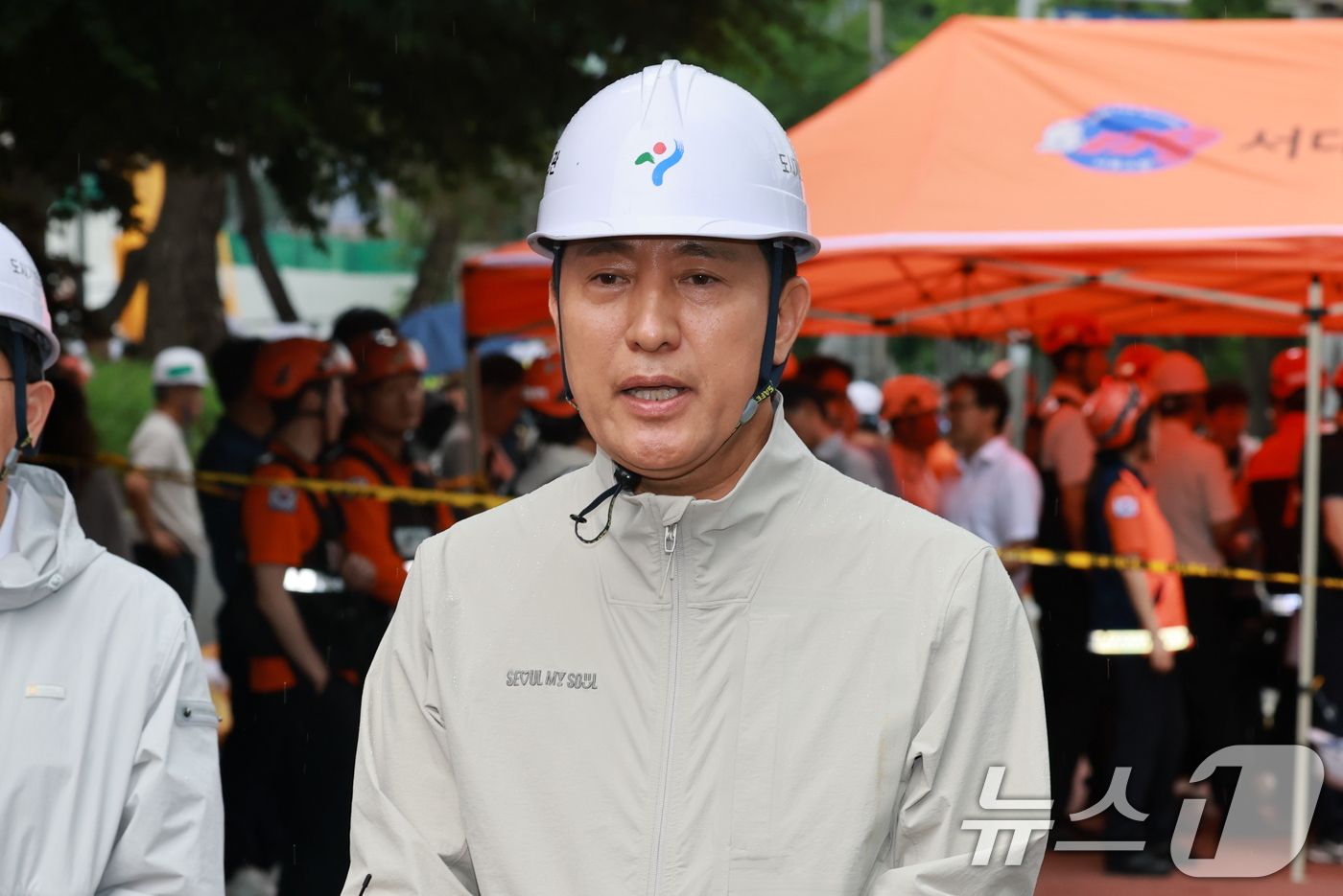 (서울=뉴스1) 임세영 기자 = 오세훈 국민의힘 서울시장 후보가 26일 오후 붕괴사고가 발생한 서울 서대문구 서소문 고가 철거 현장을 찾아 관련 입장을 밝히고 있다. 2026.5. …