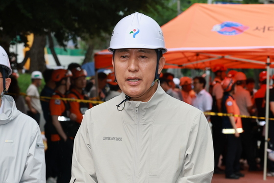 서소문 고가 붕괴 사고 현장 찾은 오세훈 후보