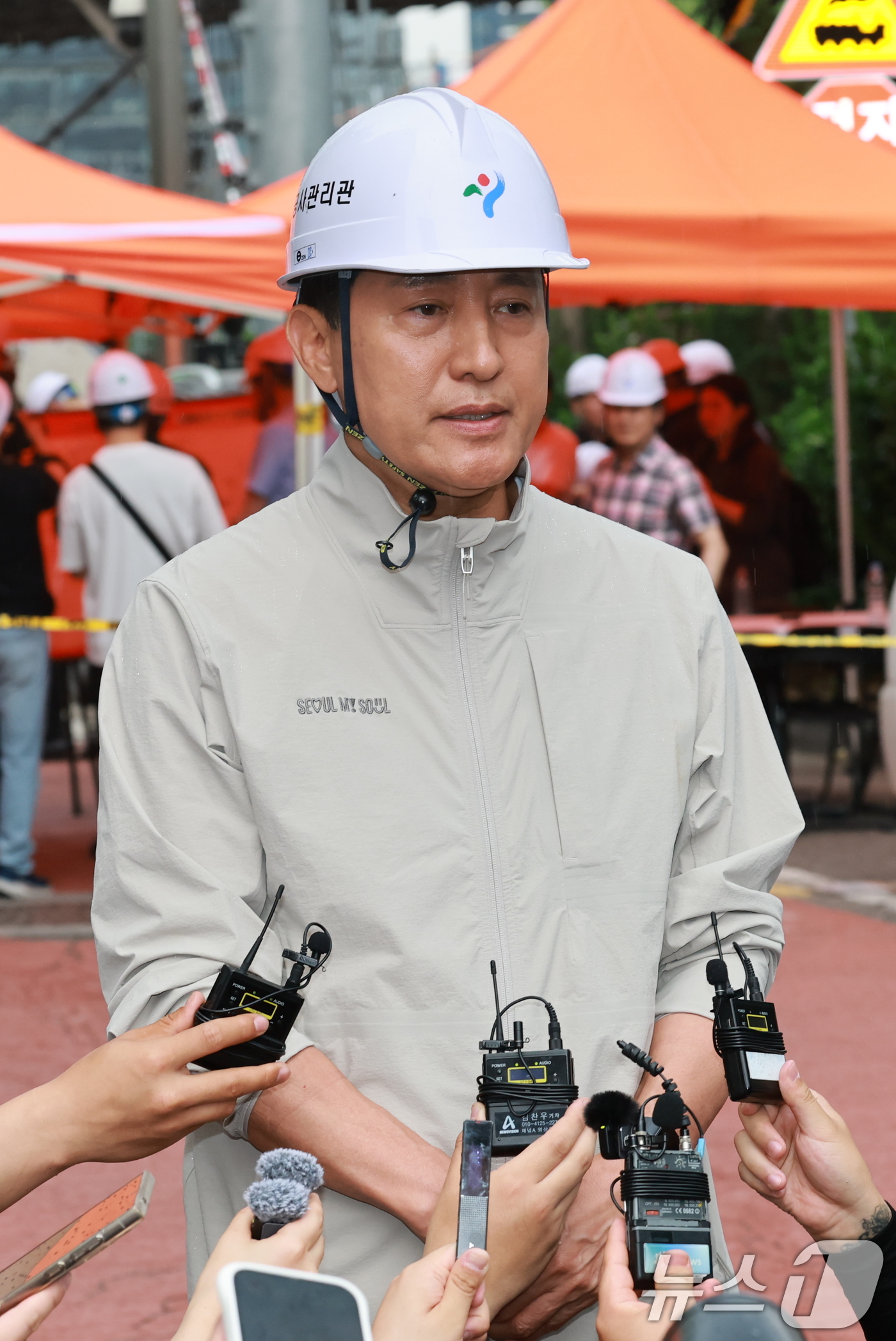 (서울=뉴스1) 임세영 기자 = 오세훈 국민의힘 서울시장 후보가 26일 오후 붕괴사고가 발생한 서울 서대문구 서소문 고가 철거 현장을 찾아 관련 입장을 밝히고 있다. 2026.5. …