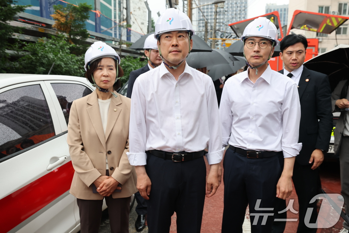 (서울=뉴스1) 임세영 기자 = 장동혁 국민의힘 대표가 26일 오후 붕괴사고가 발생한 서울 서대문구 서소문 고가 철거 현장을 살피고 있다. 2026.5.26/뉴스1