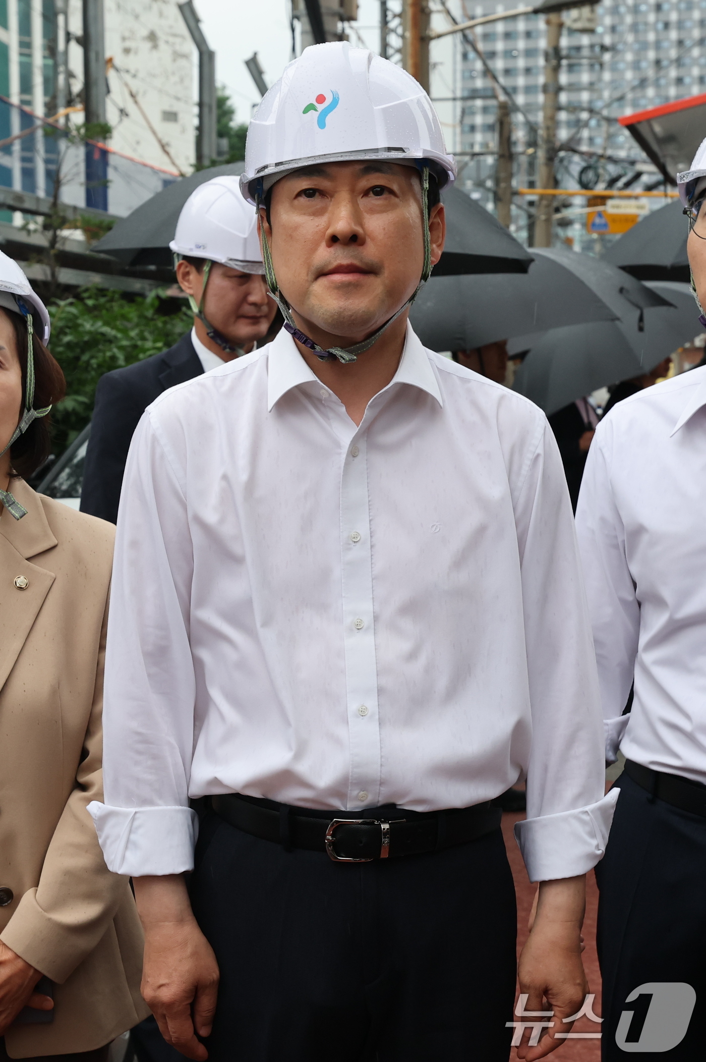 (서울=뉴스1) 임세영 기자 = 장동혁 국민의힘 대표가 26일 오후 붕괴사고가 발생한 서울 서대문구 서소문 고가 철거 현장을 살피고 있다. 2026.5.26/뉴스1