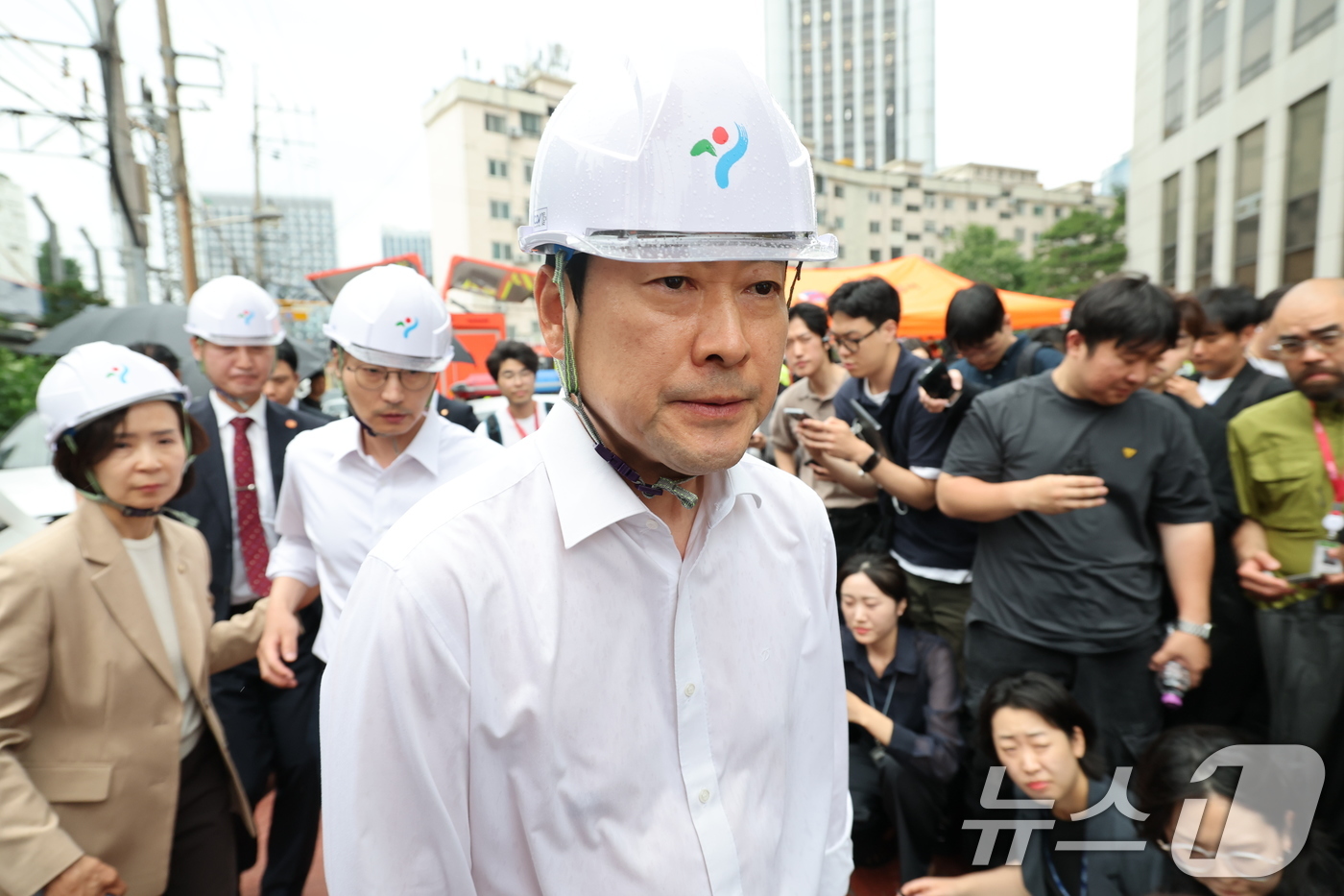 (서울=뉴스1) 임세영 기자 = 장동혁 국민의힘 대표가 26일 오후 붕괴사고가 발생한 서울 서대문구 서소문 고가 철거 현장을 살피고 있다. 2026.5.26/뉴스1