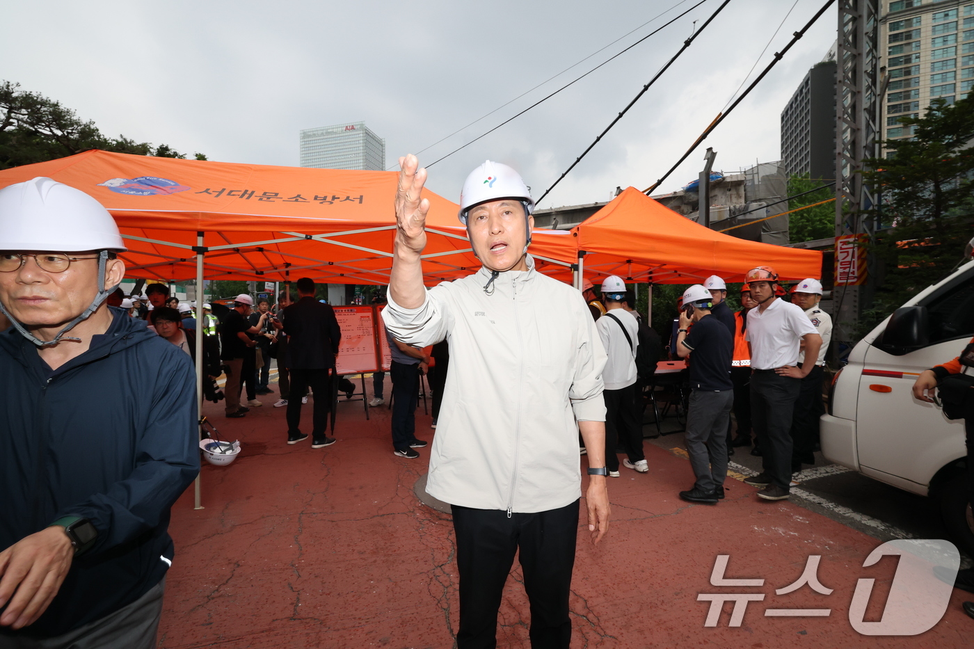 (서울=뉴스1) 임세영 기자 = 오세훈 국민의힘 서울시장 후보가 26일 오후 붕괴사고가 발생한 서울 서대문구 서소문 고가 철거 현장을 찾아 관련 입장을 밝히고 있다. 2026.5. …