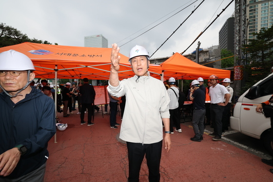 서소문고가차도 붕괴사고 현장 찾은 오세훈 후보