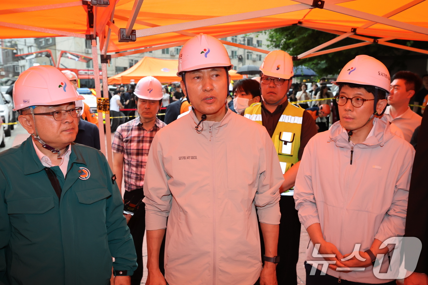 (서울=뉴스1) 임세영 기자 = 오세훈 국민의힘 서울시장 후보가 26일 오후 붕괴사고가 발생한 서울 서대문구 서소문 고가 철거 현장을 찾아 관련 입장을 밝히고 있다. 2026.5. …