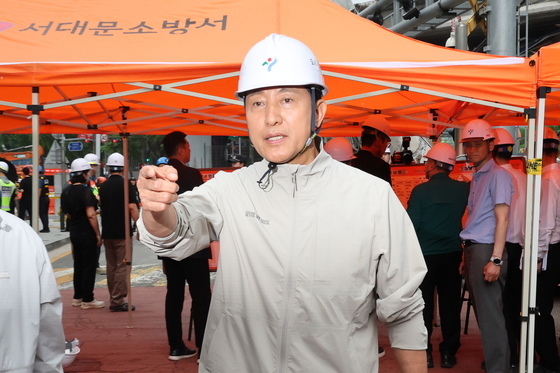 사고 현장 살피는 오세훈 후보