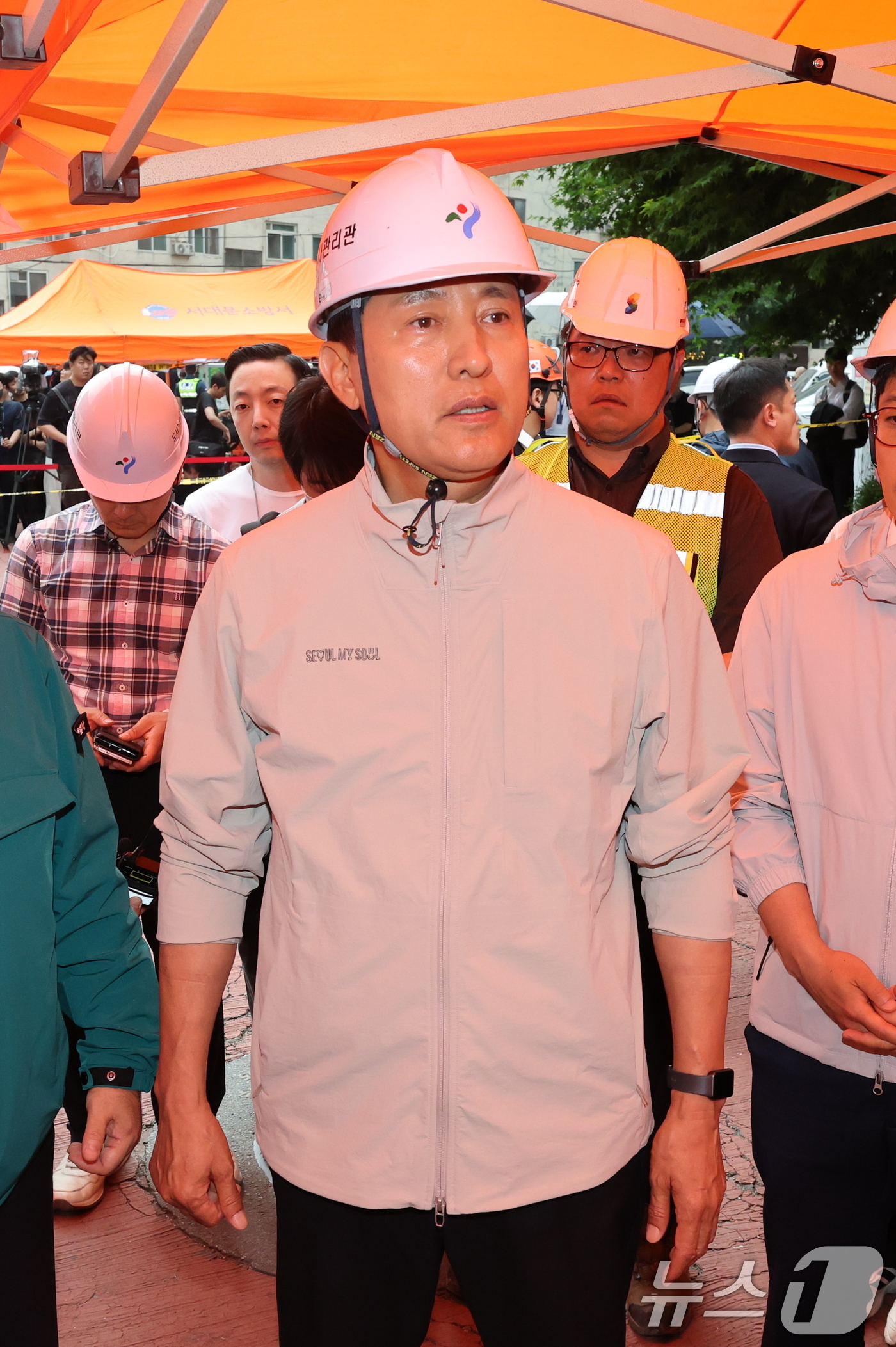 (서울=뉴스1) 임세영 기자 = 오세훈 국민의힘 서울시장 후보가 26일 오후 붕괴사고가 발생한 서울 서대문구 서소문 고가 철거 현장을 찾아 살피고 있다. 2026.5.26/뉴스1