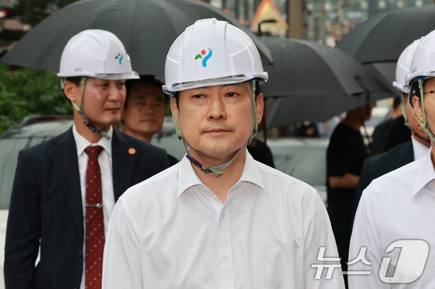 본문 이미지 - 장동혁 국민의힘 대표가 26일 오후 붕괴사고가 발생한 서울 서대문구 서소문 고가 철거 현장을 살피고 있다. 2026.5.26 ⓒ 뉴스1 임세영 기자