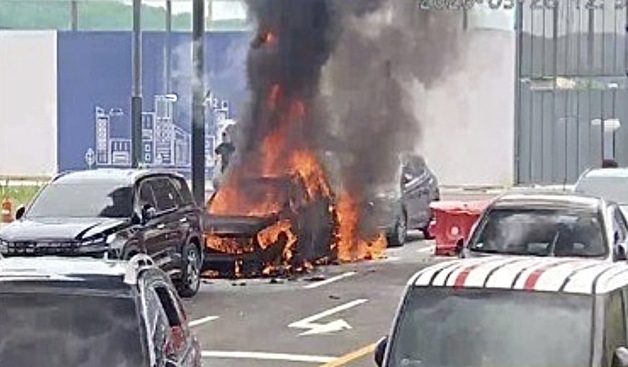 평택 도로 위 승합차 화재…50대 2도 화상